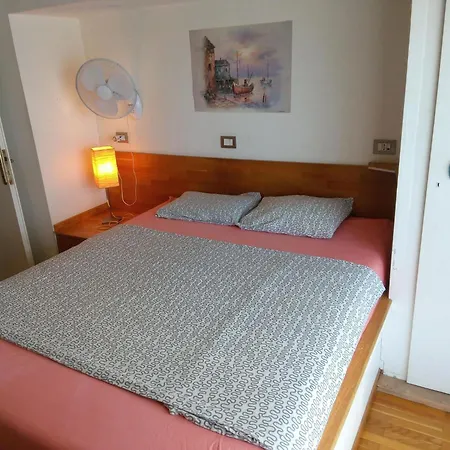 Waterfront Private Room, Own Bathroom ゲストハウス 3*