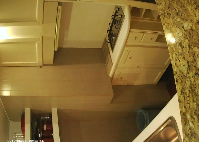 Waterfront Private Room, Own Bathroom ゲストハウス 3*