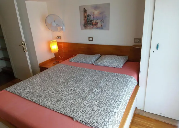 Waterfront Private Room, Own Bathroom ゲストハウス 3*