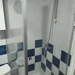 Waterfront Private Room, Own Bathroom 招待所 塞萨洛尼基